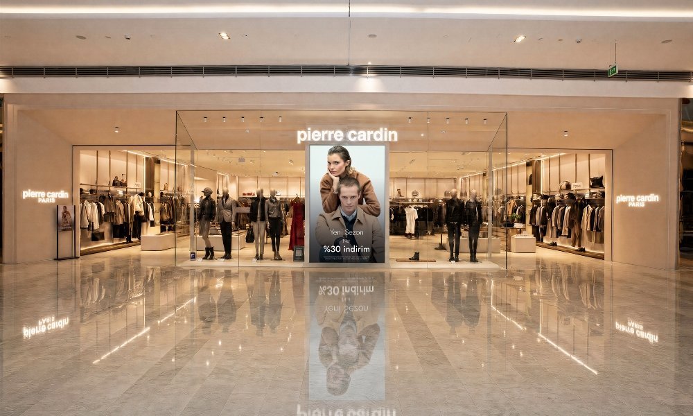 Pierre Cardin’in Koru Florya AVM’deki CADRE konseptli mağazasının cephesi