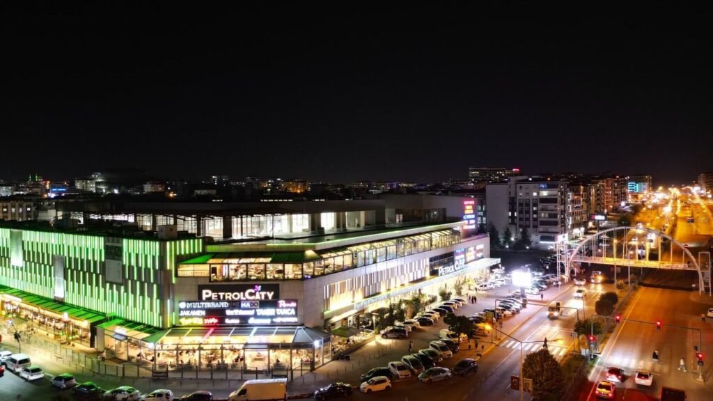 Batman PetrolCity AVM’nin gece aydınlatılmış dış cephesi