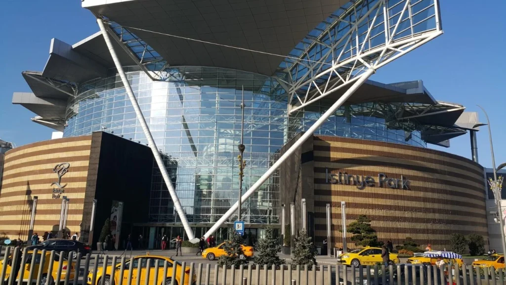 İstinyePark alışveriş merkezinin dış cephe arşiv fotoğrafı