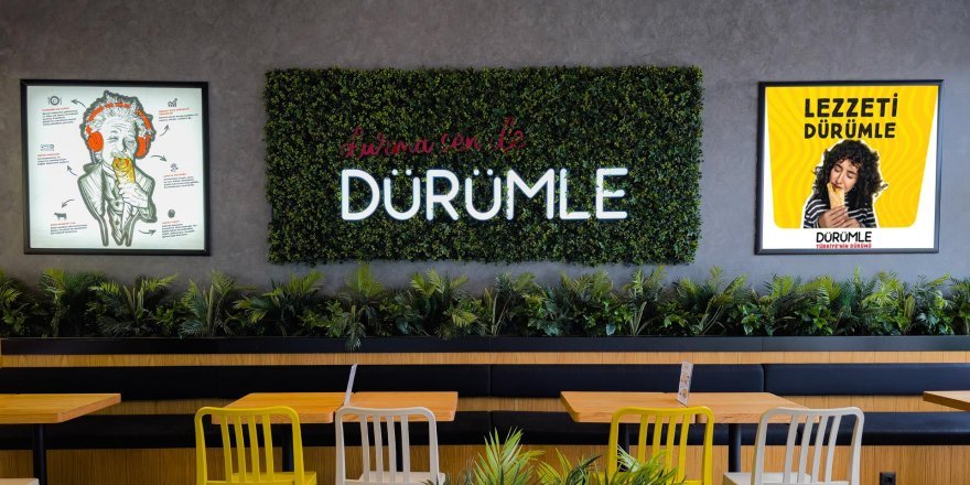 Dürümle restoranında marka tabelası ve oturma alanı