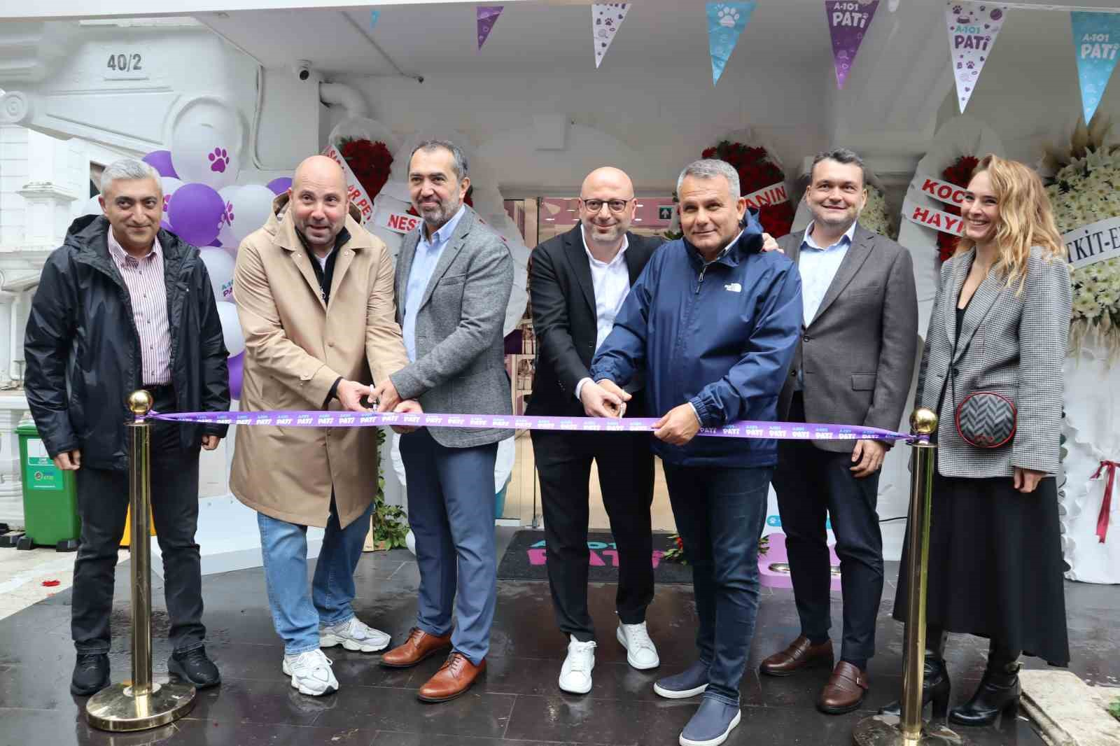 A101 Pati mağazasının açılışında kurdele kesimi