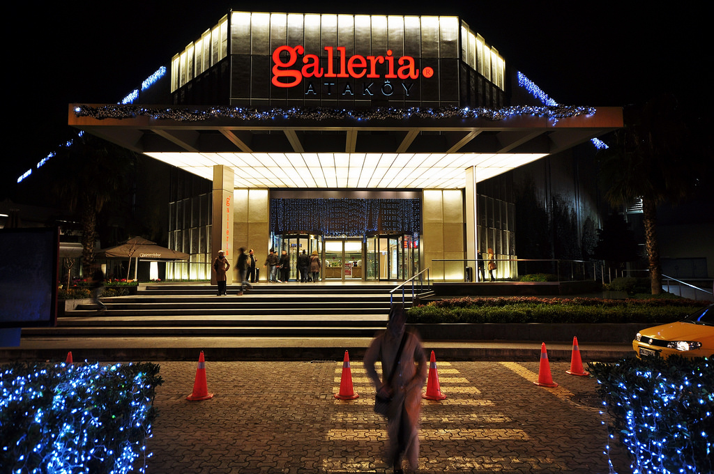 Galleria Ataköy girişinin gece görünümü