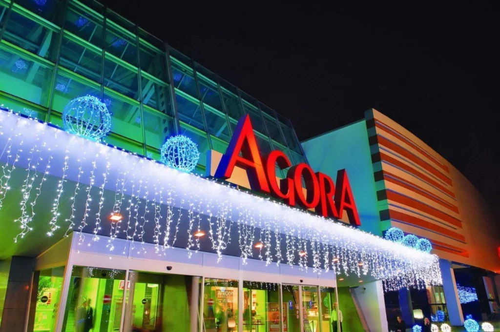 İzmir Agora AVM’nin gece aydınlatılmış dış cephesi