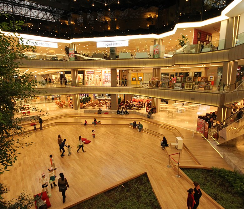 Galleria Ataköy iç mekânı ve buz pateni pisti